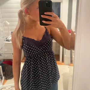 Prickig blus  - Prickig mörkblå blus som går att justera där bak😊