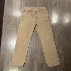 Jeans - Straight leg jeans i nytt skick, inga fläckar eller märken. Nypris ca 800kr. Skriv för frågor eller mått.