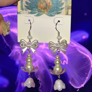 Coquette örhängen - Handgjorda örhängen gjorda av mig, i nyskick. Ungefär 6 cm långa. Ej i äkta silver!🎀