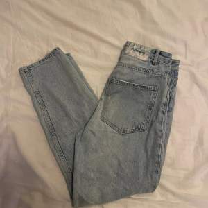 Ett par jeans från PULL&BEAR! De är i mycket bra skick och i storlek 34