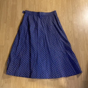 Vintage midi kjol, storlek 38 - Fin somrig kjol, vintage, i storlek 38.