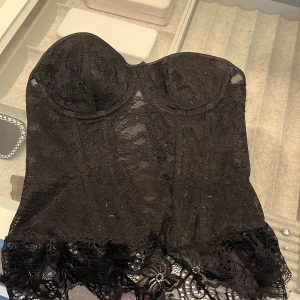Korsett topp - Säljer denna fina korsett topp, köpt utomlands därför vet jag ej märket. Man knyter på ryggen så du kan själv bestämma hur stor/liten. 