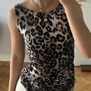 leopard topp - supersnygg leopard linne, tyget vid magen är ihop dragit så den lägger sig jätte fin. väldigt skönt och stretchig tyg  man kan styla den på flera sätt ⭐️ står att storleken är m/l men jag skulle säga att den kan passa även s