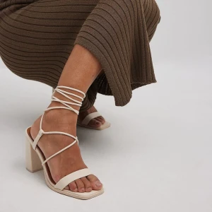 sandal med blockklack - enbart testade en gång och jätte fina, även toppen skick.🩷(ny pris 799kr)
