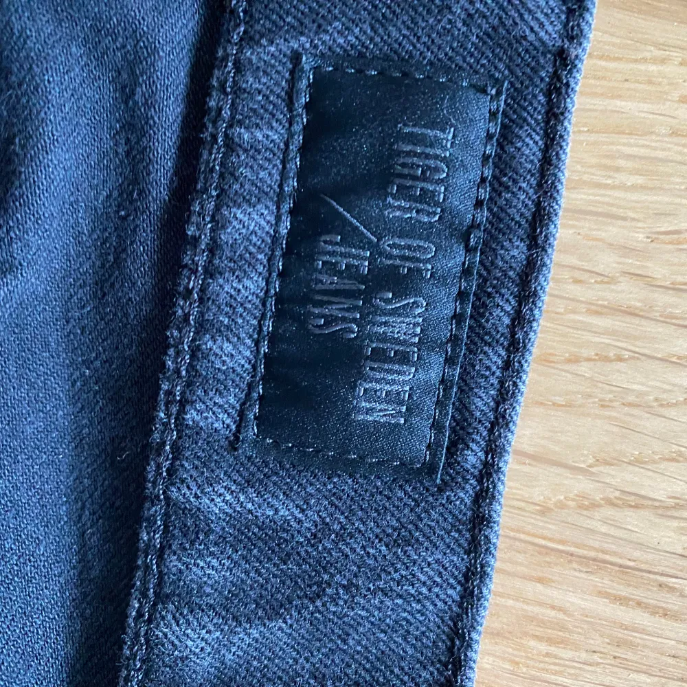 Gråsvarta jeans med detalj på fickorna. Jeans & Byxor.