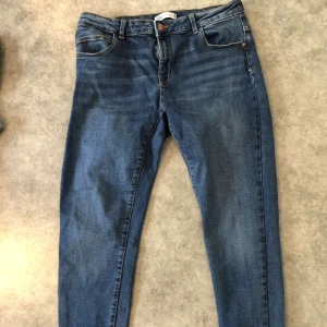 Zara jeans - Är i strl 46