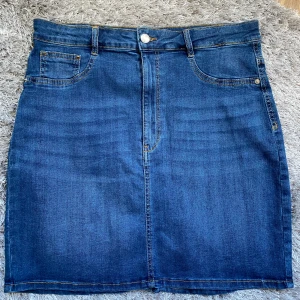 Jeanskjol Gina - Jeanskjol från Gina modell Molly Strl XL  Knappt använd. Prefekt till sommaren🤩