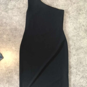One shoulder klänning - Pris kan diskuteras