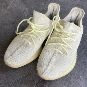 Adidas Yeezy Boost 350 V2 Butter F36980 - Jag säljer nu mina gamla Yeezys i storlek 41. Skorna är ganska använda, men fortfarande i bra skick. Sulan är lite smutsig, men den går att rengöra till fint skick.