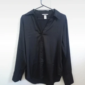 Svart blus  - Säljer en svart blus från H&M i strl M. Använd ca 3 gånger. Den är i ny skick! Den köptes för 199kr. Säljer den för 80kr + frakt!