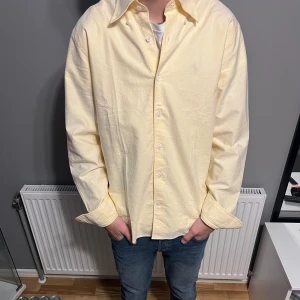 Oscar Jacobson skjorta  - Hej, säljer min nya Oscar Jacobson skjorta. Köpt från Oscar Jacobsons hemsida för 1399kr. Modellen är 180cm. Skick 10/10.