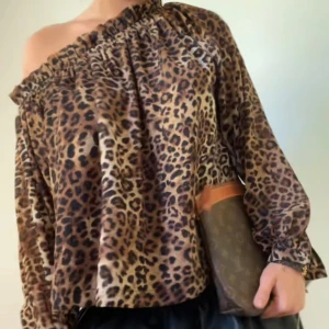 Leopard topp - Super snygg leopard topp! Går att både ha off shoulder eller ena axeln nere ❣️❣️slutsåld på hemsida!!