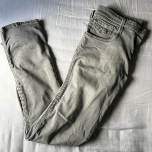 Gråa replay jeans - Gråa replay anbass jeans som passar 32/34 Skicket är bra.