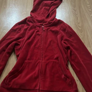 Röd tröja  - Röd zip up tröja. Pris kan diskuteras ❤️