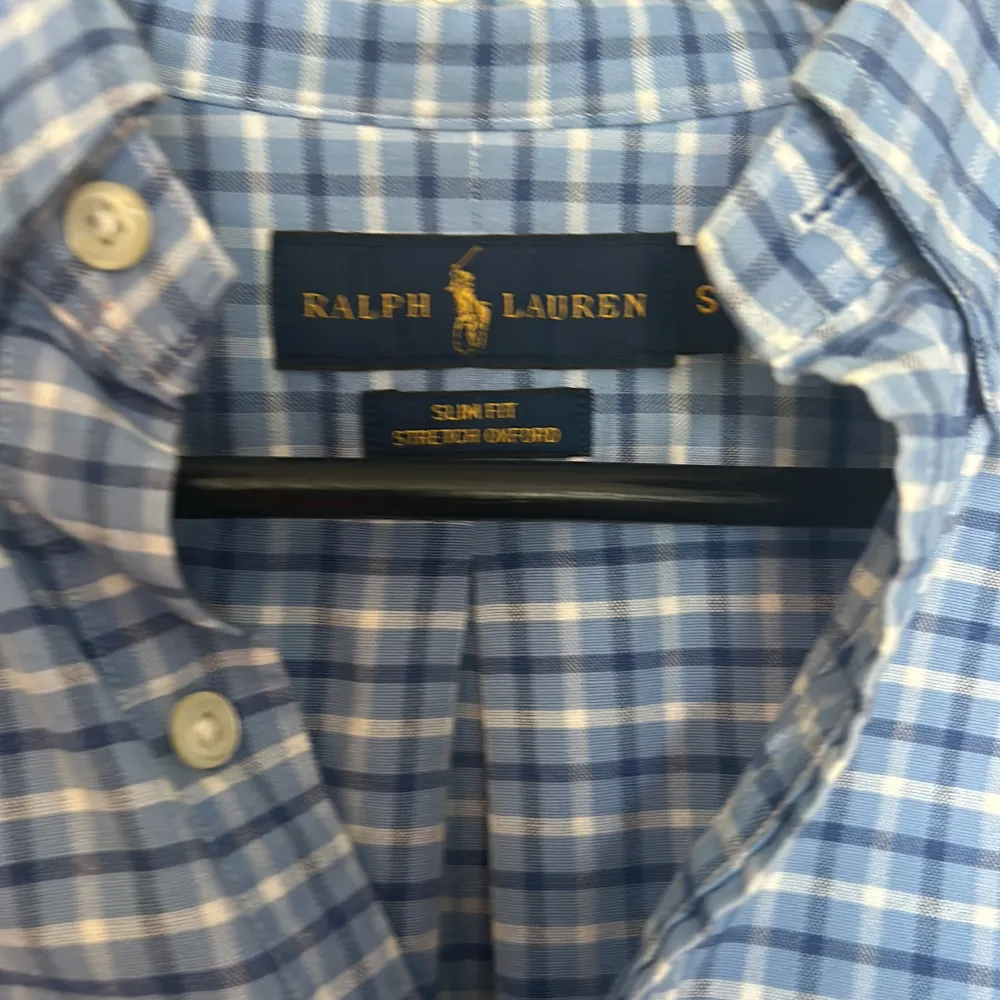 Säljer min snygga Ralph Lauren skjorta som passar jätte bra nu till sommaren. Den är i storlek S och i toppen skick. Skjortor.