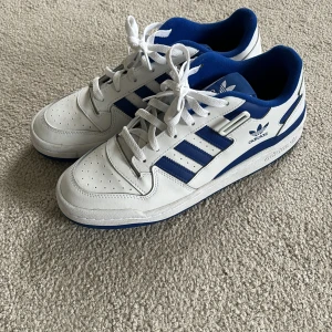 Adidas skor  - Tjena, säljer mina snygga Adidas skor då de inte kommer till användning. Skorna är använda enstaka gång och är därför i nyskick. Skorna är i storlek 43 och sitter riktigt bra. Vid andra frågor eller funderingar så är det bara att höra av dig!