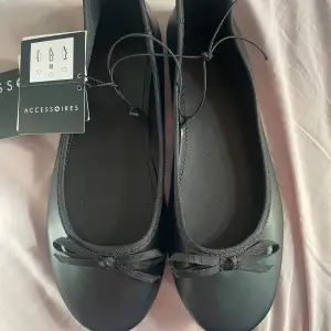 Svarta ballerina skor i skin, storlek 38, helt nya. Säljer då jag redan har ett par.  