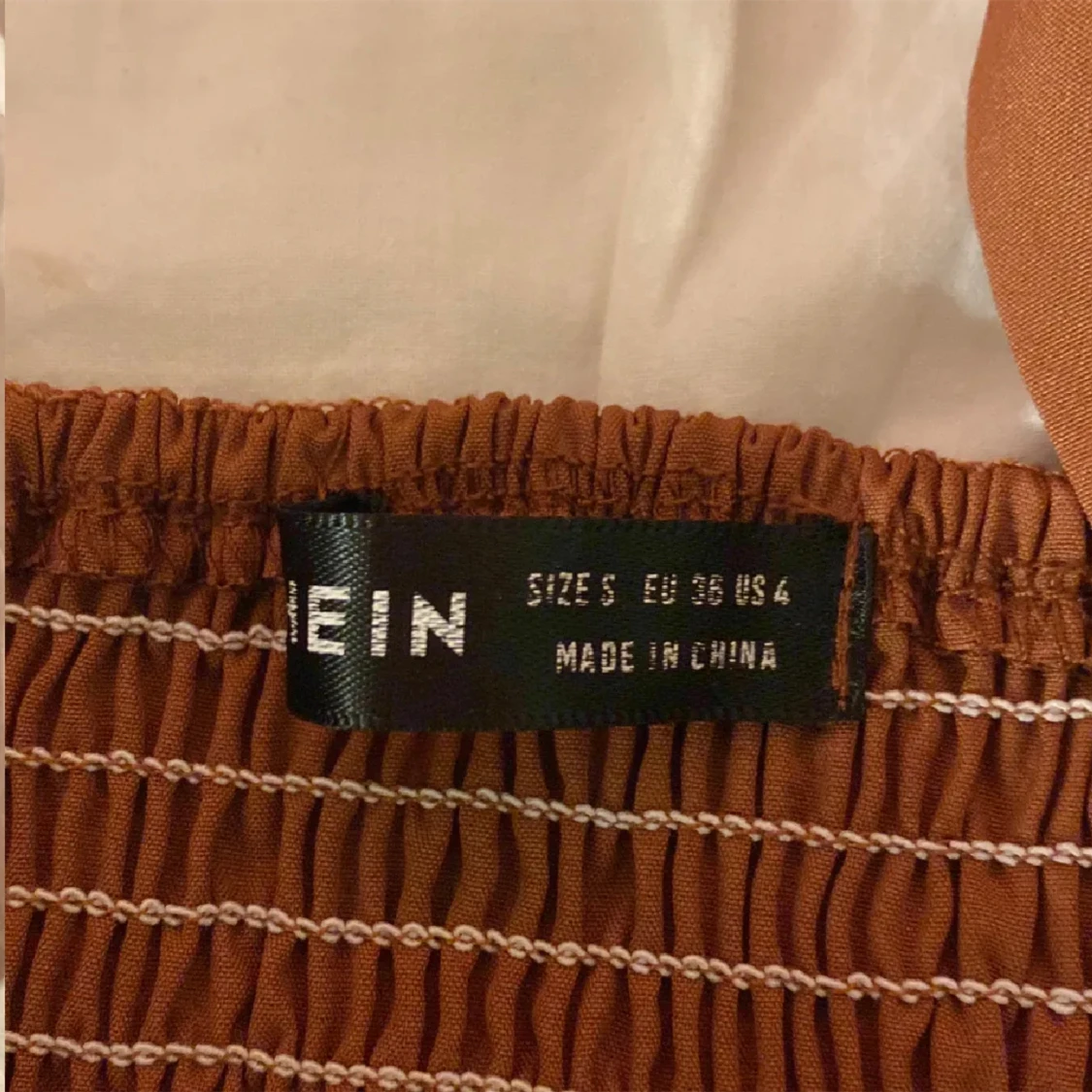 Linne med volang på brösten  - 90