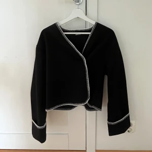 Jacka/kofta  - Jacka/kofta från Ginatricot som knappt är använd, nypris 499kr