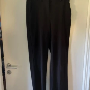 Svarta kostymbyxor med hög midja  - Snygga byxor i stl 38 Använt skick  Vida ben 