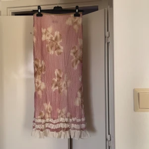 Midi blommig kjol - Finaste Midi blommig kjol med spets detalj ✨