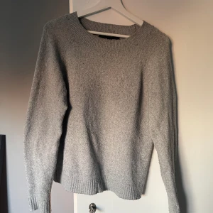 Stickad tröja - Mycket använd, ganska bra skick