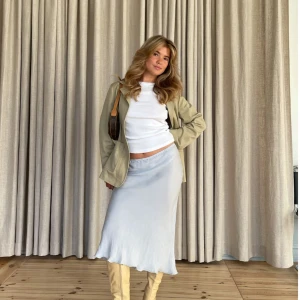 Djerf Avenue Dream Skirt - strl. S. Använd fåtal gånger. Säljer även matchande top.