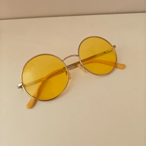 Solglasögon gula  - I bra skick bortsett från nån liten små "repa" men absolut ingen som stör så sätt