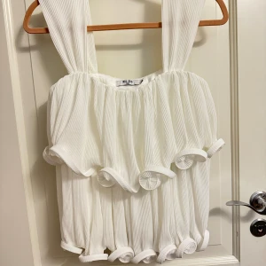 Vit topp - NA-KD  - Aldrig använd, glömde att returnera plagget💕 