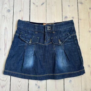 Miniskirt vintage - Miniskirt i mycket bra skick med fina detaljer och bra material 