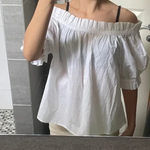 Söt sommartopp från H&M🌸 - Söt topp köpt från H&M förra sommaren. Säljer då den inte kommer till användning för har redan en liknande🥰 Man kan välja att ha den som off shoulder eller låta den som vanligt.  Storlek XS passar S också. Prislapp finns kvar!