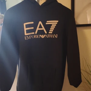 Svart Armani hoodie - Svart Armani hoodie storlek medium/large
