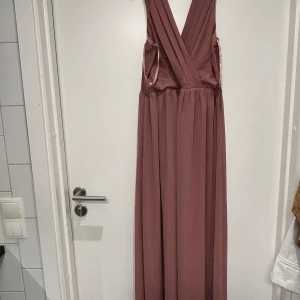 Klänning  - Lång klänning aldrig använt 