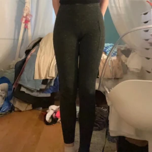 Träningsbyxor  - Träningsbyxor ifrån newbody med mobilficka på sidan. 