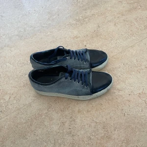 Lanvins - Säljer nu dessa lanvins som är använda men har mycket kvar att ge! Det finns en liten fläck på vänstra Captoe som ni ser på första bilden, men går att ta bort på en tvätt! Hör av er vid funderingar. Pris är diskuterbart och tar gärna byten!