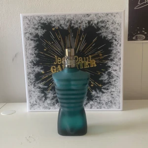 Jpg le male - En mycket god doft av vanilj och lavendel som passar bra till höst och vår, det är cirka 60mo av 75ml kvar i flaskan. Skriv vid flera bilder eller frågor.