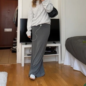 Maxikjol - Mörkgrå maxikjol från Nelly. Storlek M