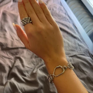 Edblad armband  - Jättefint silver armband från Edblad. Aldrig använt så jättefint skick! Köpt från orginal butiken i Grisslehamn för 499kr