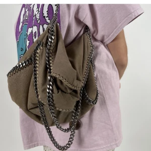 STELLA MCCARTNEY VÄSKA - Väska från Stella McCartney🤎🐆sjukt cool!! Så bra till skolan i höst. Modellen är Falabella & dustbag finns kvar:) skriv innan köp!! 