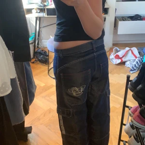 KappAhl jeans - Säljes för att de inte kommer till användning • Snygga jeans från KappAhl! Köptes secondhand, men är originellt från killavdelningen på KappAhl- därför relativt korta i benlängden (passar mig som är ca 159cm). Vanligt slitage finns, inget märkbart.