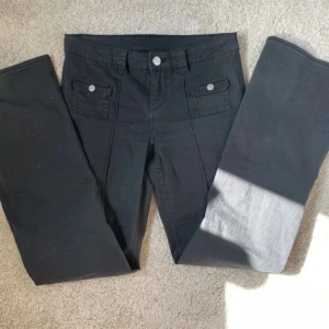 Populära jeans! - Säljer dessa jeans i storlek M. Är 176 och de är når till hälen.