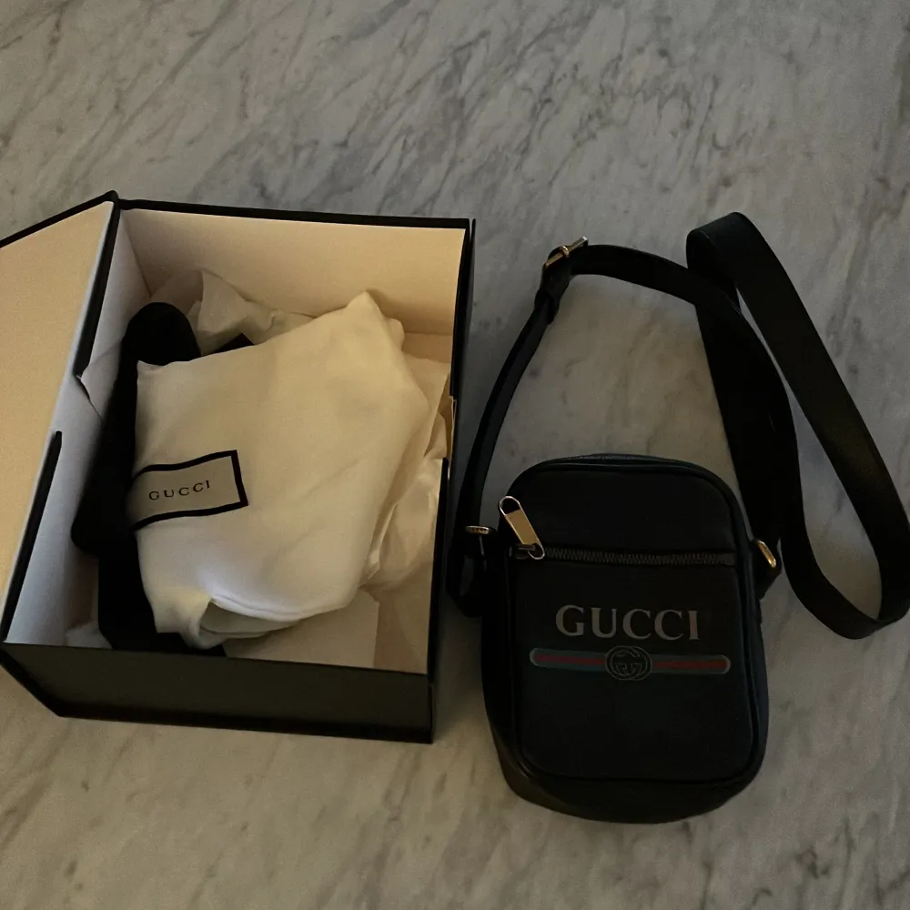 Äkta gucci väska köptes på gucci butiken i sthlm för ungefär 3 år sen har inget kvitto kvar du kan själv se att varan är äkta eller kolla upp de du får dock me tygpåsen och boxen💫köptes för 10.000 skick 10/10. Laukut & Käsilaukut.