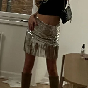Glittrig kjol - Säljer denna super fina kjolen, perfekt till fest!
