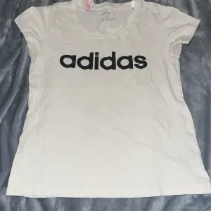 En vit adidas Tshirt, anvönder ej längre.   De står att storleken är M men jag tycker att den mer är storlek S!!💗💗