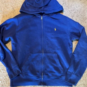 Polo Ralph lauren hoodie - Hej, säljer sonens polo Ralph lauren zip Hoodie, skick: 7/10 den passar någon som är 170cm, skriv om ni har frågor 😇