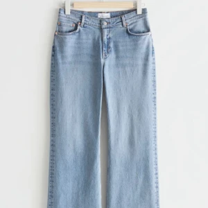 Lågmidjade jeans - Hej! Säljer dessa helt nya other stories jeans då jag beställde två storlekar och glömde returnera dessa hehe. De är vida och lågmidjade, ganska stretchigt material. 