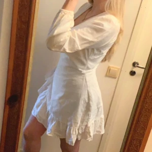 Omlottklänning - Fin klänning i skönt linne material som passar såå bra inför sommarn! 😊 Köpt förra året, använd endast 1 gång och i bra skick, den passar även bra till midsommar. Smått skrynklig men kan enkelt fixas❣️