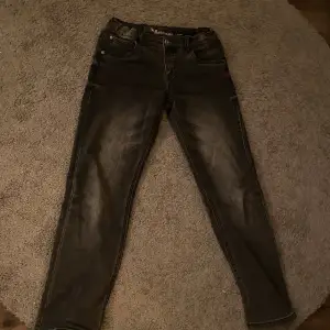 Tja!! Säljer mina Kappahl jeans i en häftig färg dom är svarta men med grå fade sjukt snygga. Passar för dig som även har lite mindre ben.