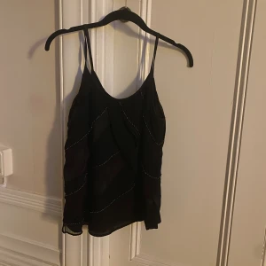 Festtopp zara - Jättesnyggt linne från zara med volanger, mycket bra skick!🩷