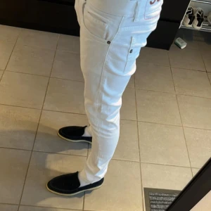 Dondup - Fräscha vita dondup perfekt till sommaren!! Med slitningar. Hör av er!!